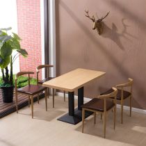 5 Pièces : 1 Table, 4 Chaises