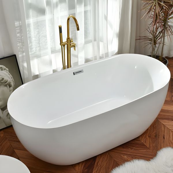 高級な白い楕円形のフリースタンディングバスタブ - 快適なバスルーム