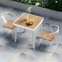 Table & 2 Chaises