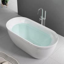 Badewanne+silberne Standarmatur