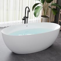 Badewanne+schwarzer Standarmatur