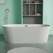 Badewanne+silberne Standarmatur