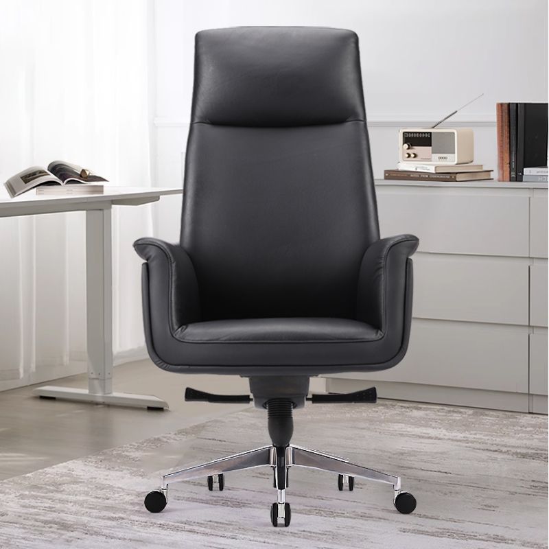 Moderner Bürostuhl mit fester Rückenlehne und Armlehnen, Metallrahmen ...