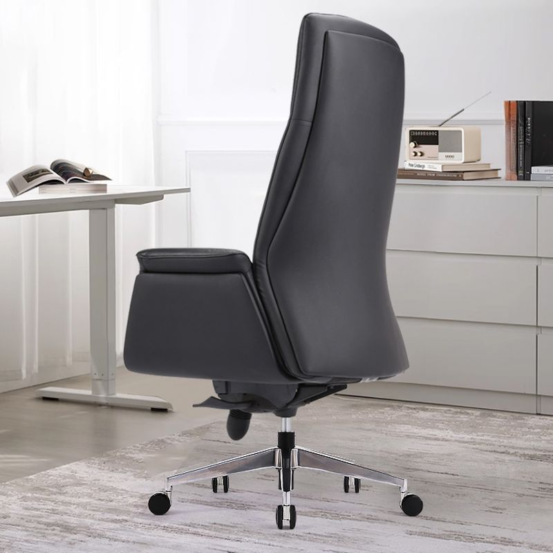 Moderner Bürostuhl mit fester Rückenlehne und Armlehnen, Metallrahmen ...