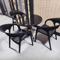 Tafel en 3 stoelen