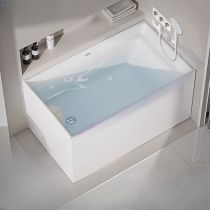 Badewanne+weißer Duschkopf