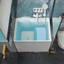 Badewanne+weißer Duschkopf