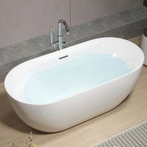 Badewanne & Silberner Wasserhahn