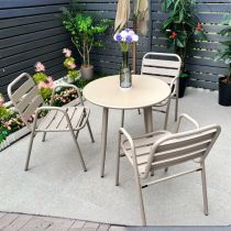 Tafel en 3 stoelen