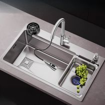 Wastafel en kraan en kopjeswasser