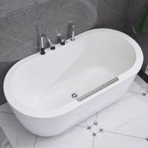 Badewanne+silberfarbener Wasserhahn