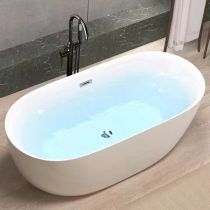 Badewanne & Schwarzer Wasserhahn
